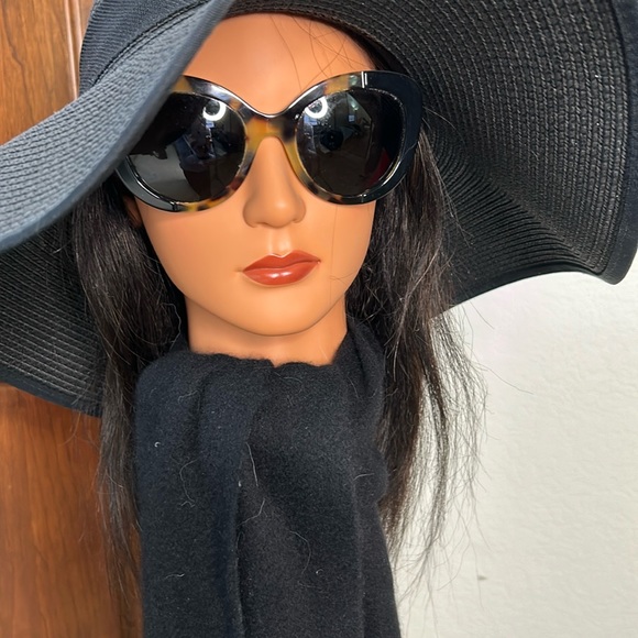 Burberry Sun glasses - Picture 1 of 5